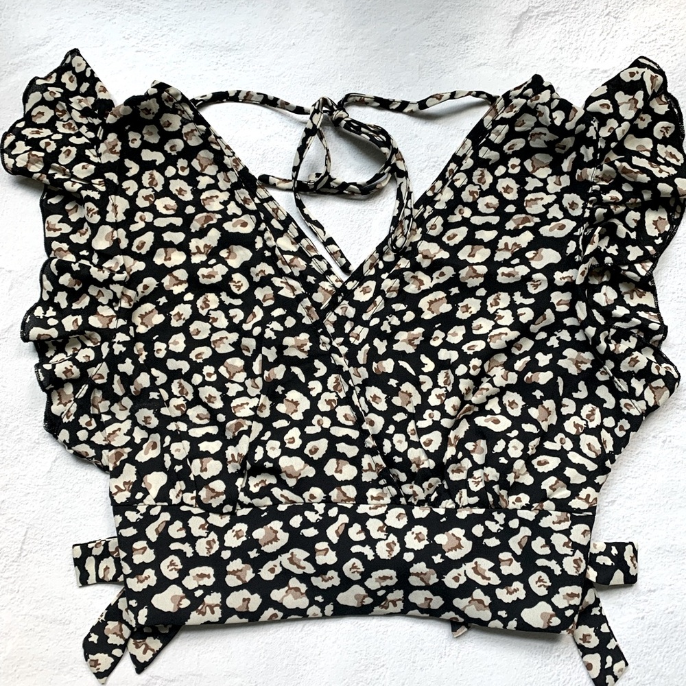 Dokotoo Boho Ruffle Sleeve Cropped Top/Blouse in Black, Tan, & Cream Print